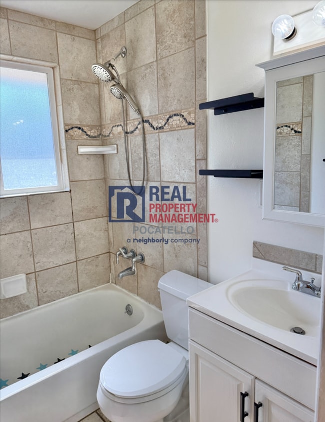 Building Photo - 4 Bedroom 2 bath House - Dog friendly