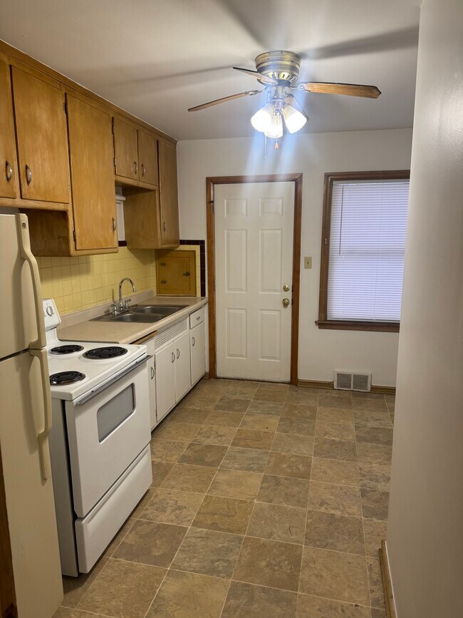 Building Photo - 6643 W Lisbon Ave