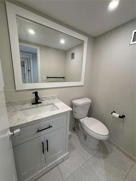 Building Photo - 1069 Hillsboro Mile