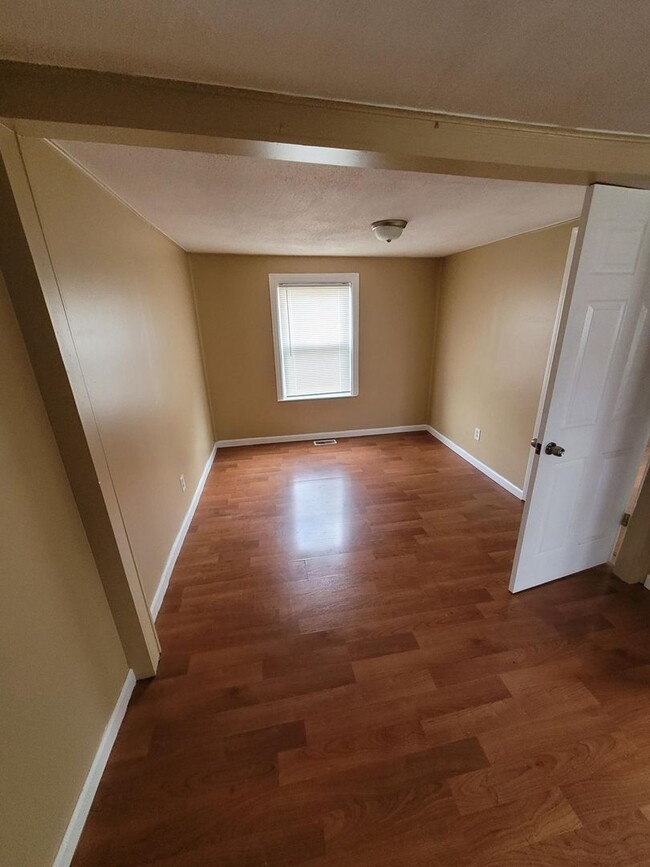 Building Photo - 2 Bedroom Home In Hazel Park