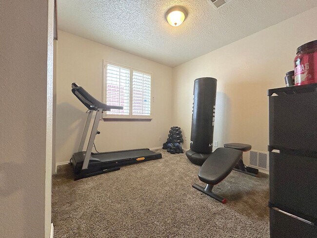 Building Photo - East El Paso 3bed/2bath Refrig A/C!