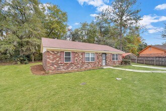 Building Photo - High End Finishes in a Quiet Residential Neighborhood