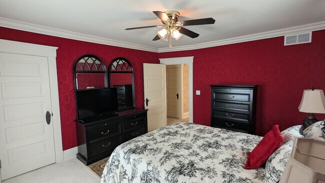 Building Photo - Welcome to this fully furnished 3-bedroom, 1.5-bath home in Massillon