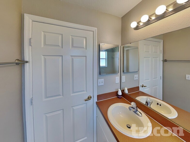 Building Photo - 7152 Summit Dr