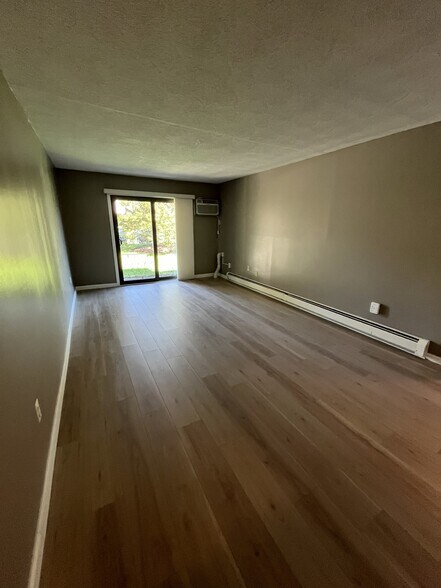 Building Photo - 14 Strawberry Bank Rd