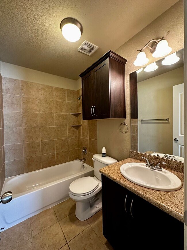 Building Photo - 4 Bd / 4.5 Ba Townhouse Minutes from Baylo...