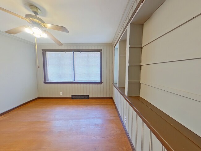 Primary Photo - 1633 Veronica Ave