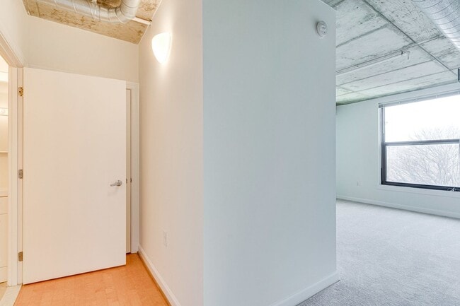Building Photo - Modern 3 Bed 2 bath condo WITH 2 PARKING S...