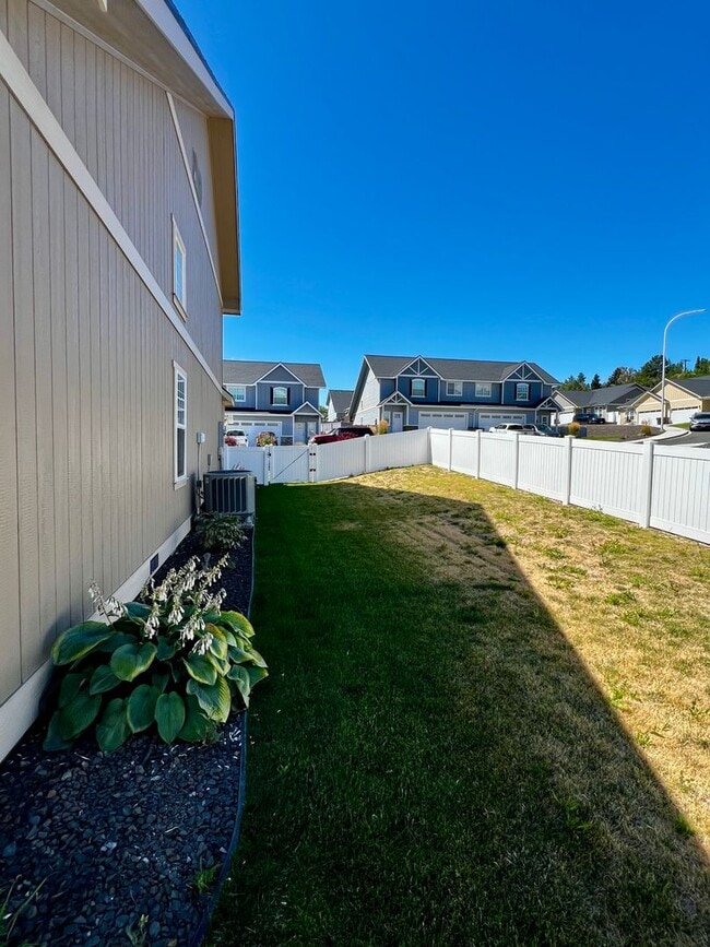 Building Photo - 7433 Saddlebrook Lp