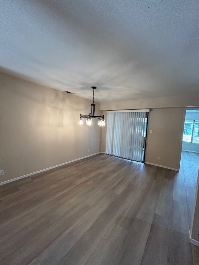 Building Photo - Bright, spacious townhouse located in UTC area, convenient to shopping and public transportation.