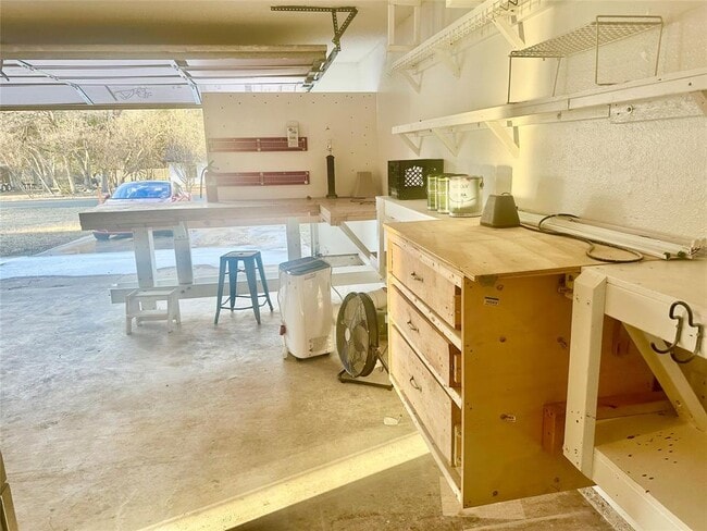 Building Photo - 1102 Serenada Dr