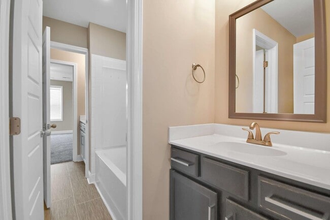 Building Photo - Two Bedroom Townhouse!