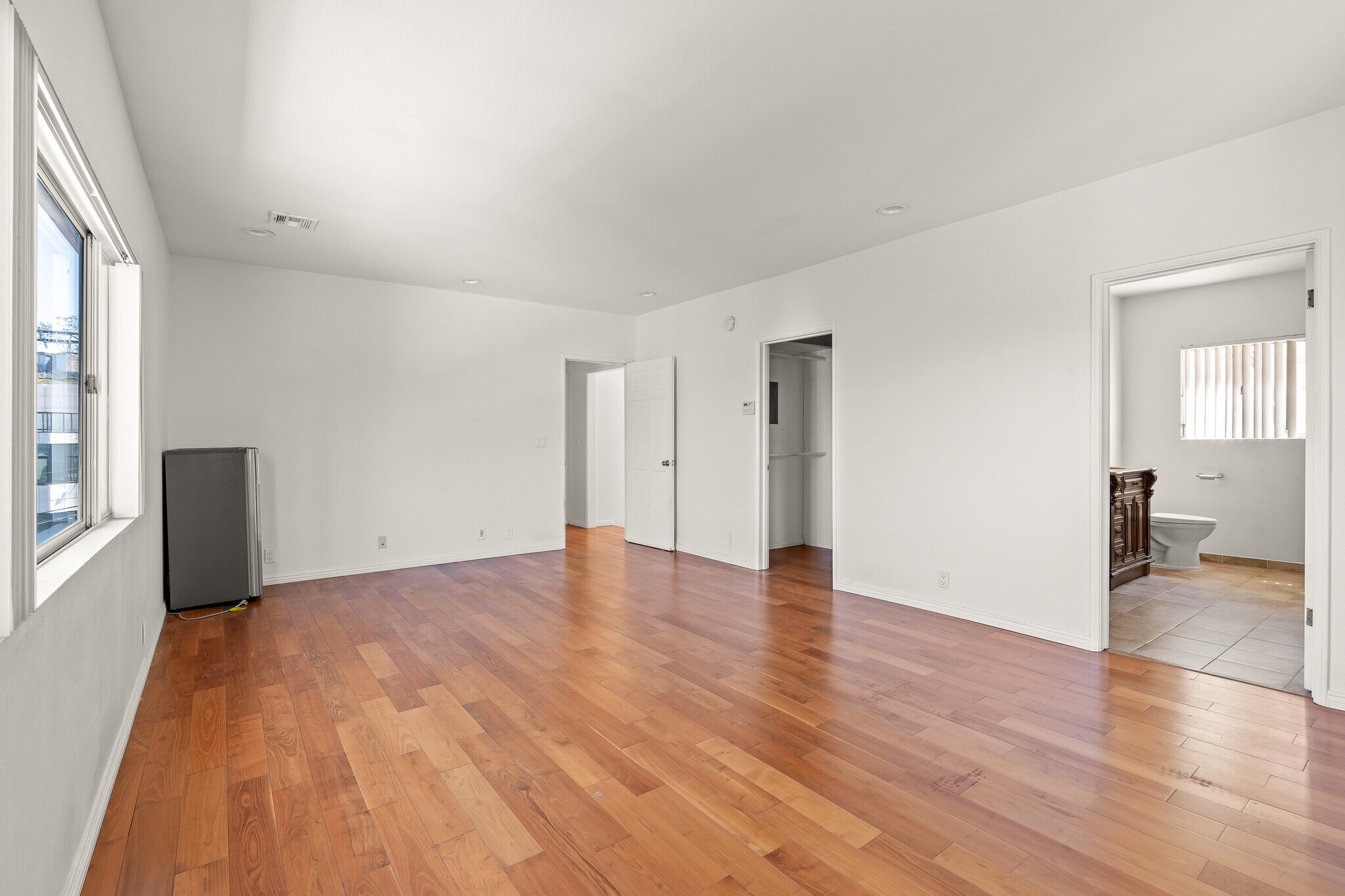Building Photo - 3962 Oakfield Dr