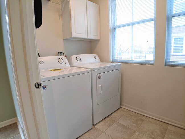 Building Photo - 2221 S Crambourne Way