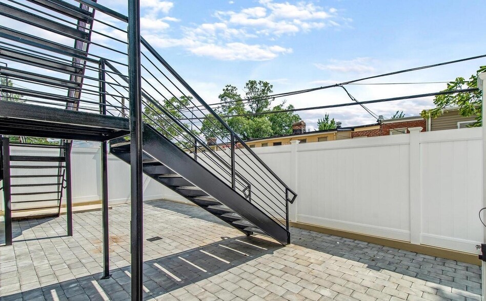 Building Photo - 1247 Penn St NE