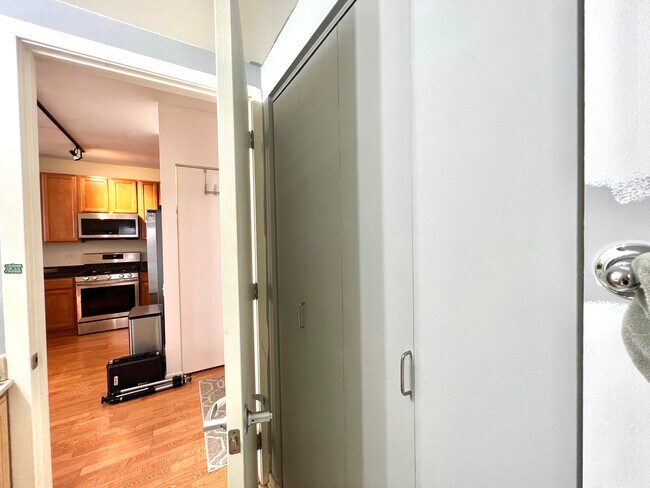 Building Photo - 210 S Desplaines St