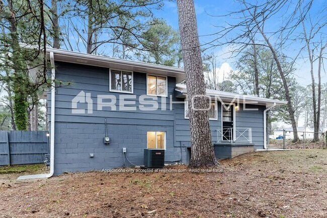 Building Photo - 517 Village Lane