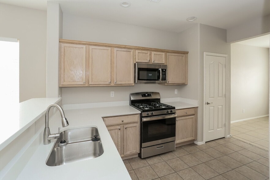 Building Photo - 11722 W Lincoln St