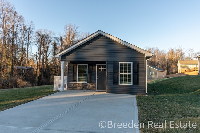 Building Photo - 808 5th Ave SW