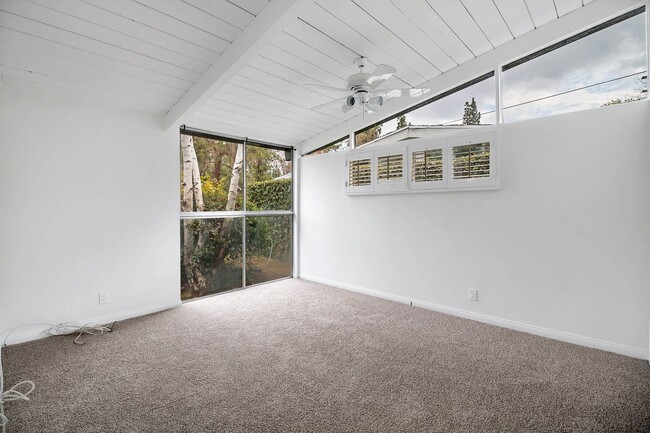 Building Photo - Stunning Woodland Hills Pool Home – South ...