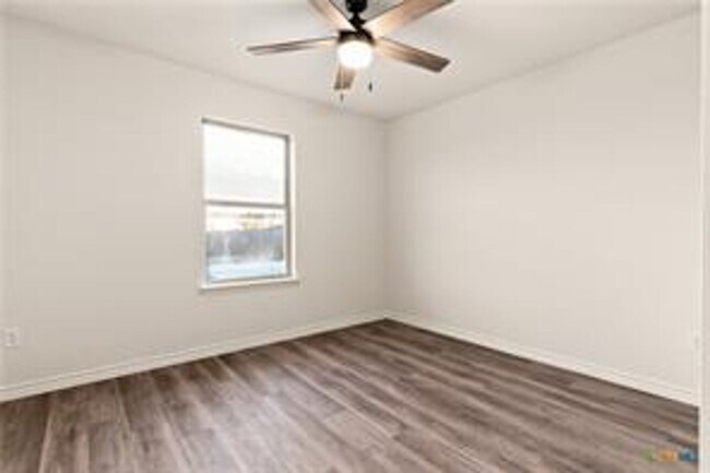 Building Photo - 1ST MONTH RENT FREE