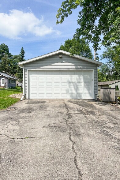 Building Photo - 240 Koshkonong Dr