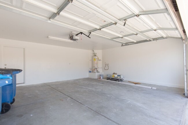 Building Photo - Recently renovated 4 br home in the Southwest