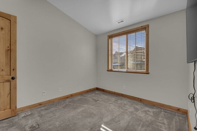 Building Photo - Canyon Links Townhomne