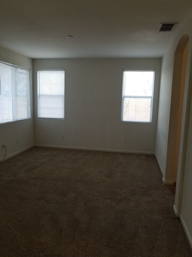 Building Photo - VERY CUTE 3BD/2BTH SINGLE FAMILY IN NORTH LINCOLN