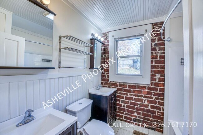 Building Photo - 8 Enka Oak St