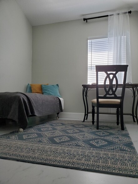 Building Photo - 347 Ling a Mor Ter S