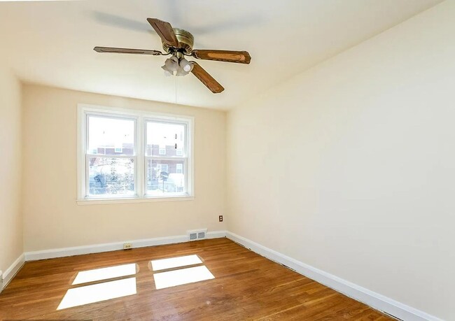 Building Photo - Charming 3-Bedroom Brick Townhome in Parkv...