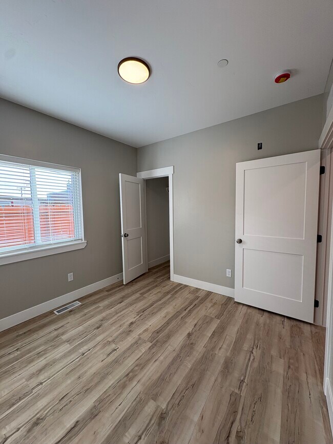 Building Photo - Ririe Apartment unit 5