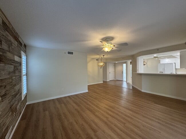 Building Photo - 815 Montrose Dr