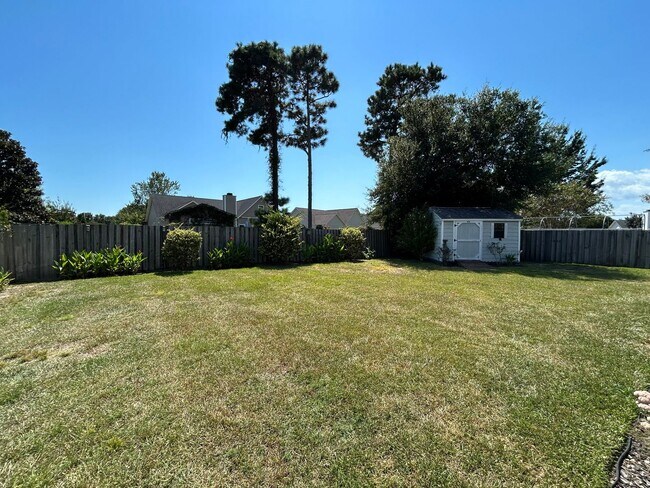 Building Photo - Charming home nestled in Courtney Pines with full fenced backyard!