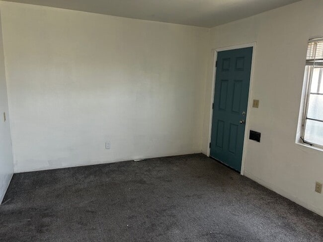 Building Photo - Private 1 Bed, 1 Bath Unit