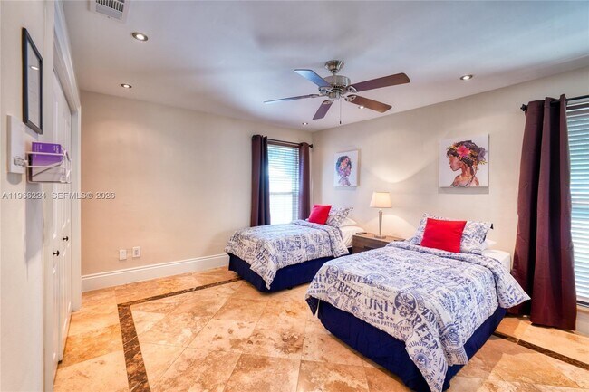 Building Photo - 5826 SW 17th St