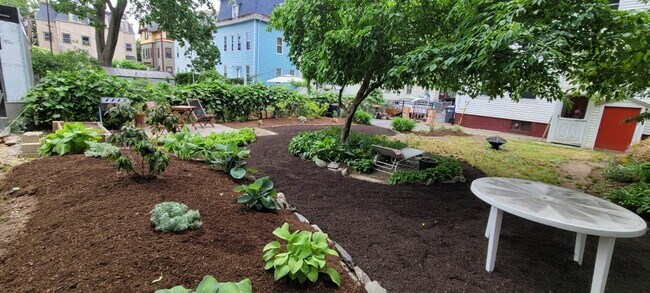 Large Landscaped Garden - 25 Hudson St