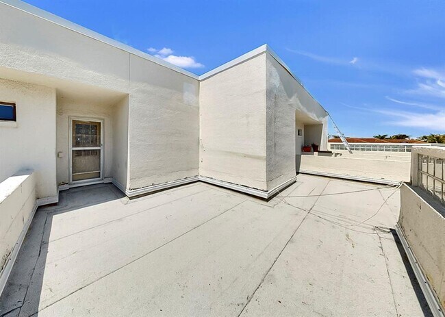 Building Photo - 6504 Surfside Blvd