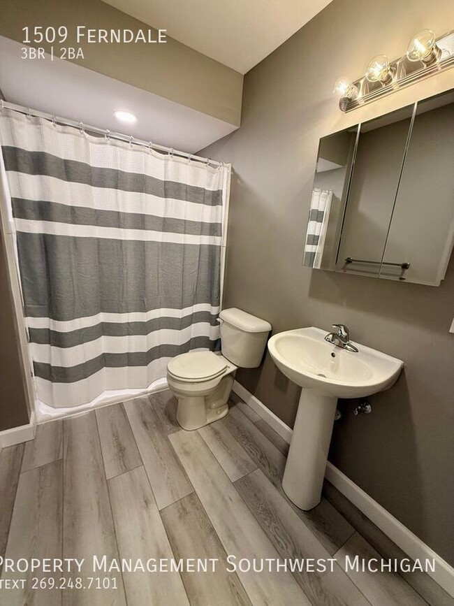Building Photo - 1509 Ferndale-