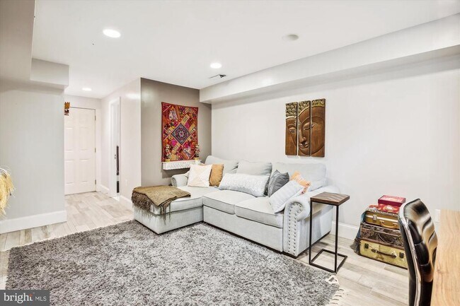 Building Photo - 821 Church St