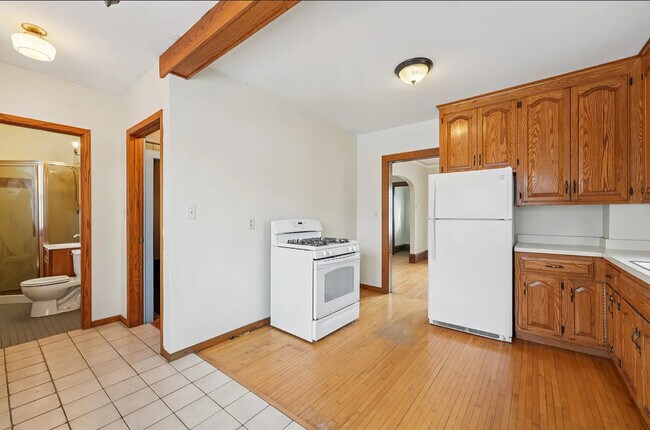 Building Photo - 661 Surrey Ave