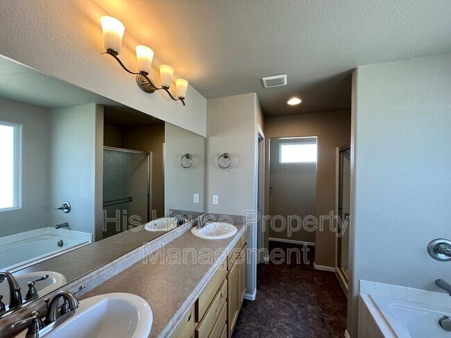 Building Photo - 842 Sunlight Peak Dr