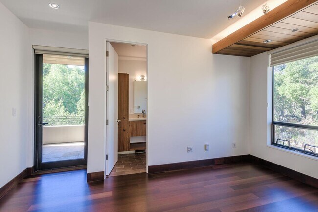 Building Photo - 2510 Skyfarm Dr