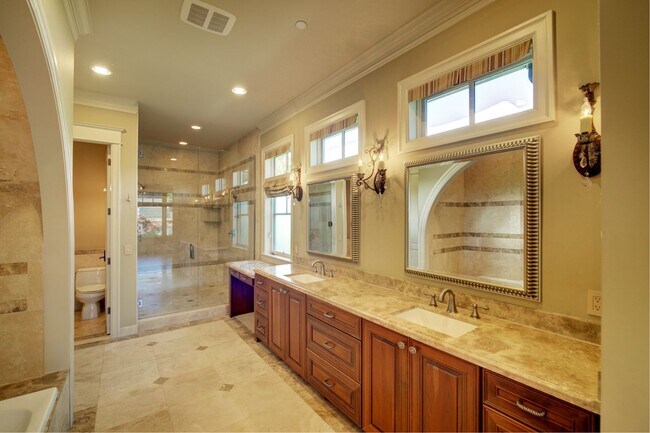 Building Photo - 4Bd+Den/4.5Ba Clyde Hill House