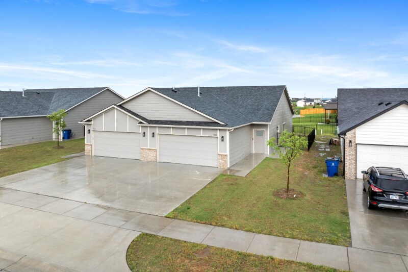 Building Photo - 5120 N Cypress St