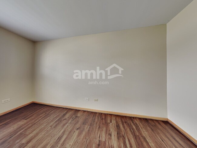 Building Photo - 5311 Meadowbrook St