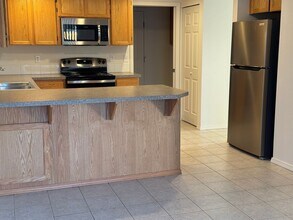 Building Photo - Charming 3-Bed Duplex with 2.5 Baths & 1600 Sq Ft - Prime Spanaway Location!