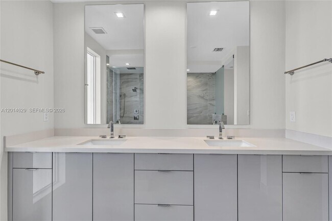 Building Photo - 6100 N Ocean Dr
