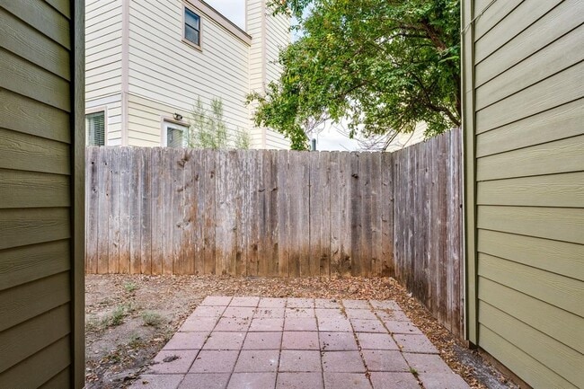 Building Photo - 8318 Greenslope Dr